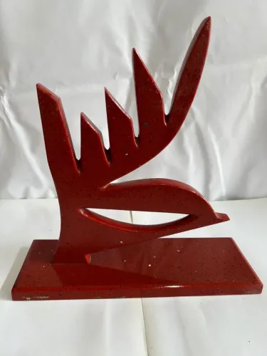 Escultura em mármore vermelho jaspeado 