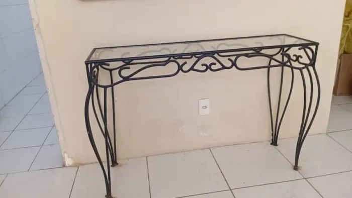 Console de ferro fundido medindo 1,27cm x 0,99cm. R$ 1 mil. Wtzp *. ANTIQUÁRIO