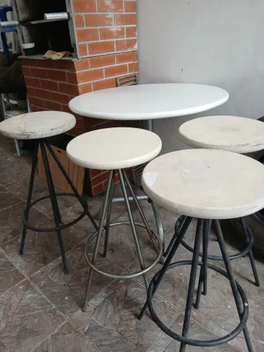 Mesa com 4 cadeiras