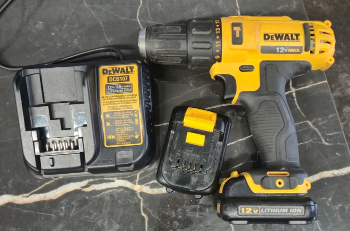 Parafusadeira e furadeira dewalt 12v max dcd716