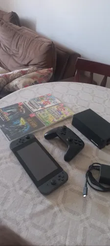 Nintendo Switch V1 + Pro controller + 4 Games Midia Fisica