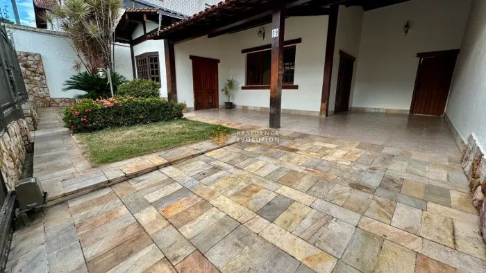 Casa com 3 Quartos e 4 Vagas | Espaço Gourmet e Piscina