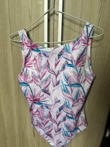 Maiô Rosa com azul praia / piscina 