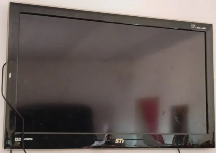 Vende-se tv marca STi com defeito para tirar peças , acredito que foi o lede que queimou