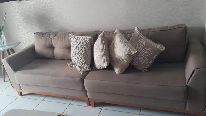 Sofá com base em madeira e tecido em linho 