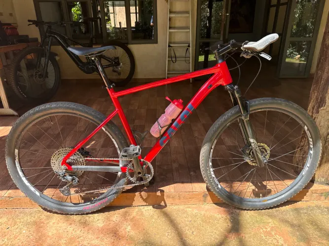 Bicicleta Mtb Caloi XL tam 21 com todos upgrades SLX 11V rockshox Recon a ar 
