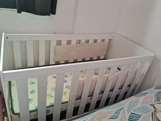 Um berço de bebê que ainda é novo, tem apenas um mês de uso.