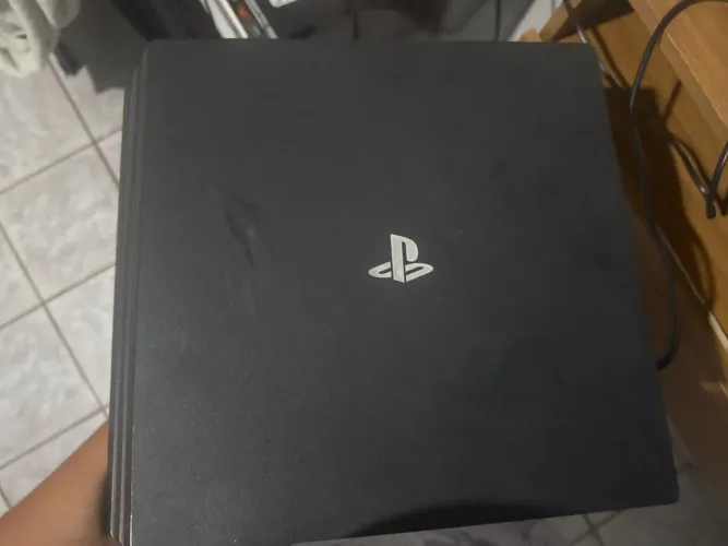 Vende se ps4 pro sem detalhe, 1 ano de uso mais porém zerado