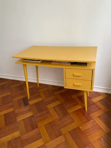 Mesa escritório amarela