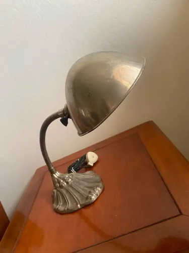 Luminária de mesa Art Nouveau em concha