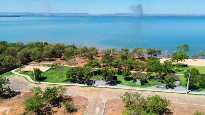 Chácara beira lago condomínio luxo 