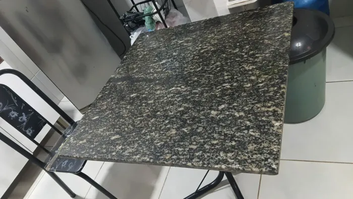 Vendo mesa de granito em boas condições sem as cadeiras, medindo 75 × 75 valor 250,00
