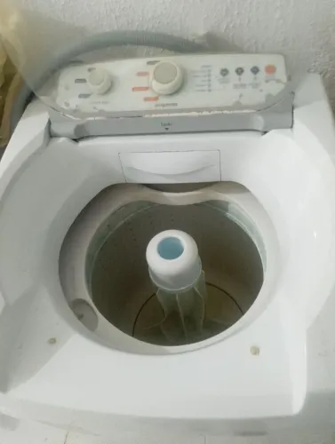 Máquina de lavar roupa com defeito