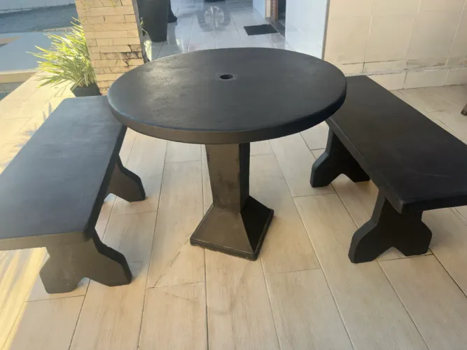 Mesa e bancos de concreto