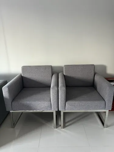 Poltronas pés aço inox