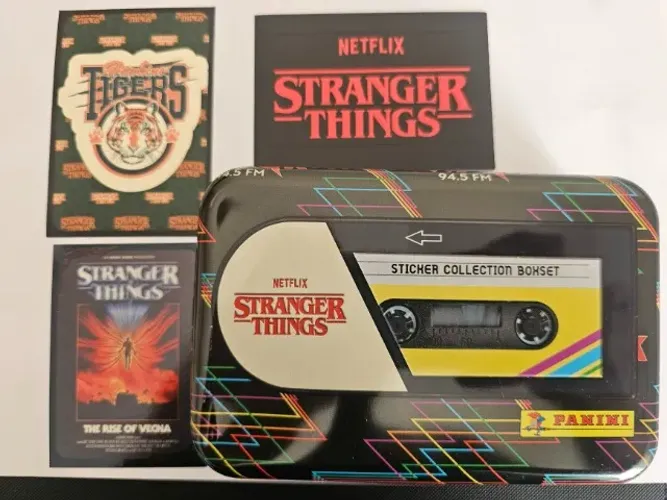 Lata Stranger Things + Adesivos MAXX + Card Vecna