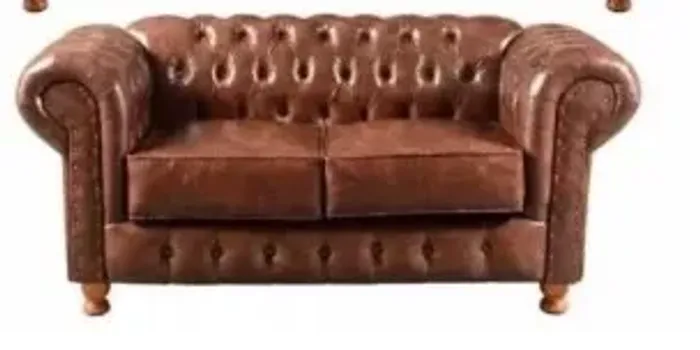 Sofa de couro chesterfield.