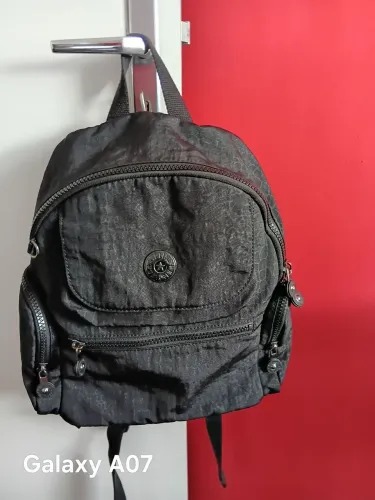 Mochila kipling original, em estado de nova. Usada duas vezes.