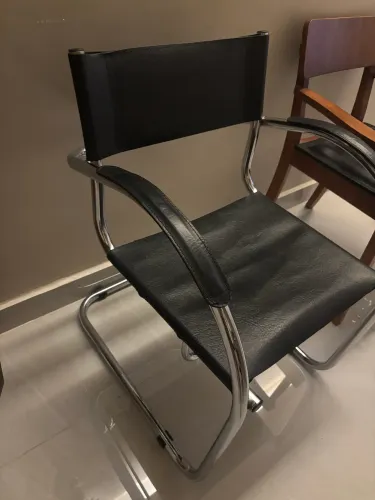2 Cadeiras Danna Originais em Couro Preto e Estrutura Cromada