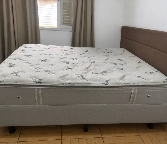 Cama queen 1,92x 1,64 super espaçosa em estado de novo, menos de 1 ano de uso
