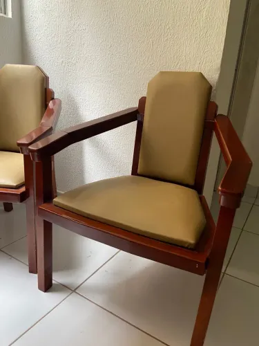 Poltronas de madeira