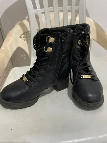 Vendesse essa bota da molequinha