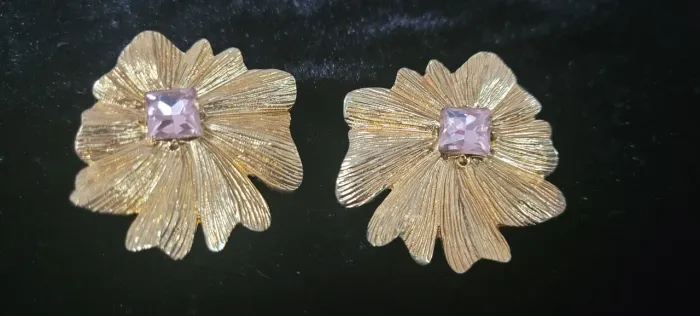Brinco de flor dourado com zirconia ametista