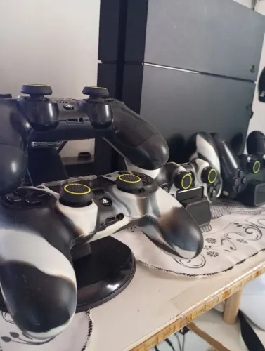 PS4 FAT 500gb com acessórios / Cuida pra desapegar logo