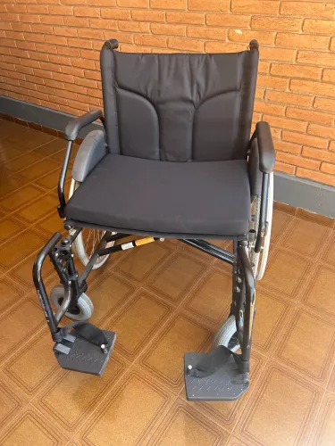 Cadeira de Rodas Big 160kg Preta Jaguaribe