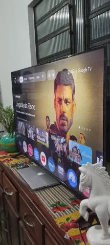 Vendo essa tv da marca TCL de 50 polegadas SMART completa com pé e controle