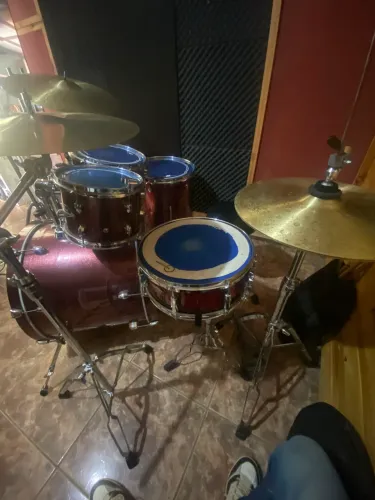 Bateria completa, pele PDH azul todos os tambores. Acompanha ferragem e prato.