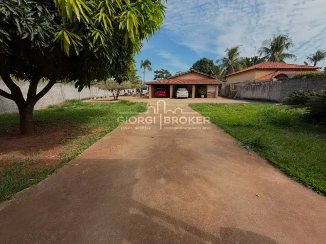 Chácara de luxo em condomínio: 2 quartos, 2 suítes, 1 sala, 3 vagas de garagem, 180 m² em