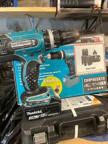? Parafusadeira/Furadeira de Impacto Makita DHP453X10 - Com Carregador + 2 Baterias (1 de