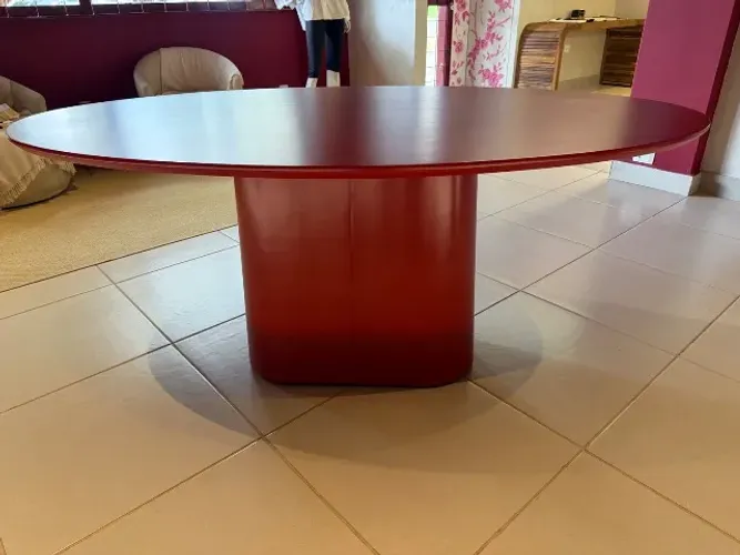 Mesa oval madeira maciça e mdf 180 x 100 x 77 laqueada vermelho fosco