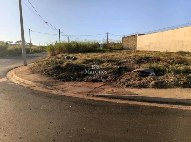Terreno de esquina para fins comerciais localizado no bairro Reserva Macauba