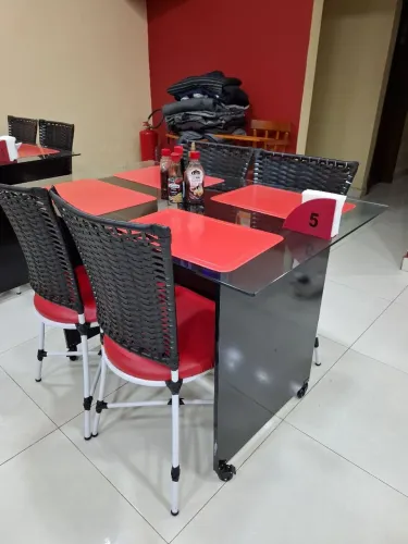 Jogo de mesa de vidro 4 cadeiras de ferro 