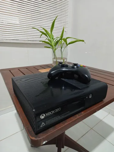Xbox 360 em EXCELENTE estado de conservação HD 250gb lotado de jogo e um controle original