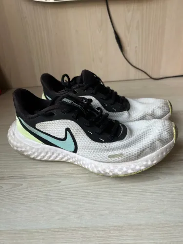TÊNIS NIKE REVOLUTION FEMININO