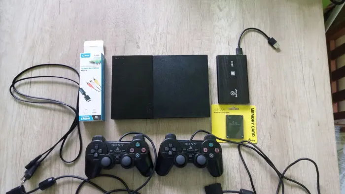 PlayStation 2 bem conservado com 2 controles original. Olhe a descrição