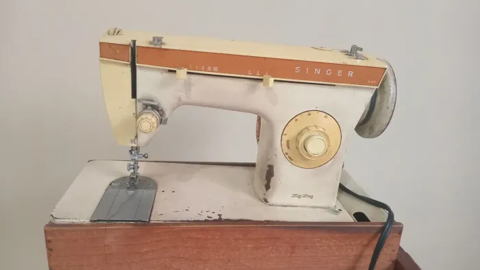 MÁQUINA DE COSTURA ZIG ZAG SINGER