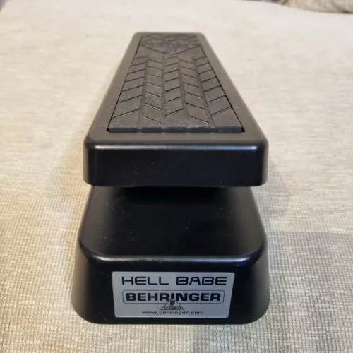Pedal Wahwah Beringher HellBabe HB01 