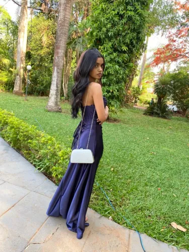 vestido e bolsa de festa azul