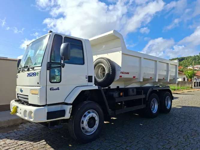 Ford cargo 2628 6x4 na caçamba