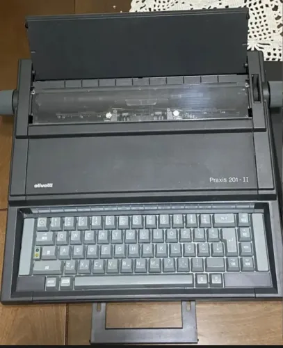 Máquina De Escrever Elétrica Olivetti Praxis 201-II Impecável<br>