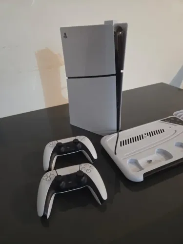 PS5 1TB + 2 Controles + Base Carregadora