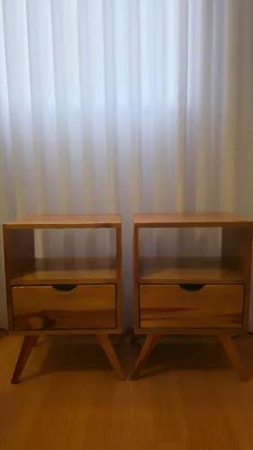 Criado mudo/ mesa de cabeceira