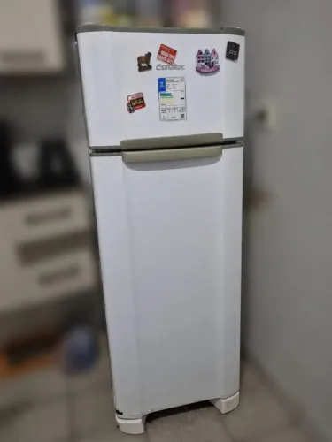 Vendo geladeira Esmaltec 276 litros RCD34