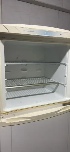 Geladeira em ótimo estado com marcas de uso