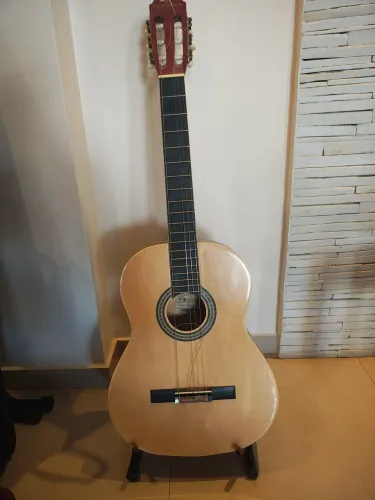 Violão Harmonics e suporte.