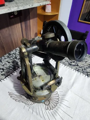 Instrumento de medição antigo de topografia e alinhamento. Feito de Bronze e latão